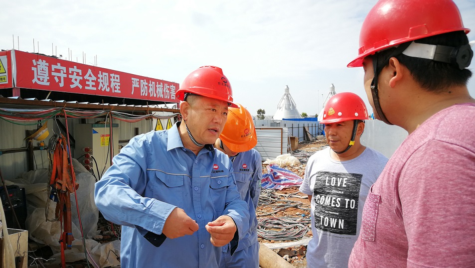 2018年5月2日，股份公司副總裁黃鐵民對科技公司項目現(xiàn)場進(jìn)行安全檢查.jpg